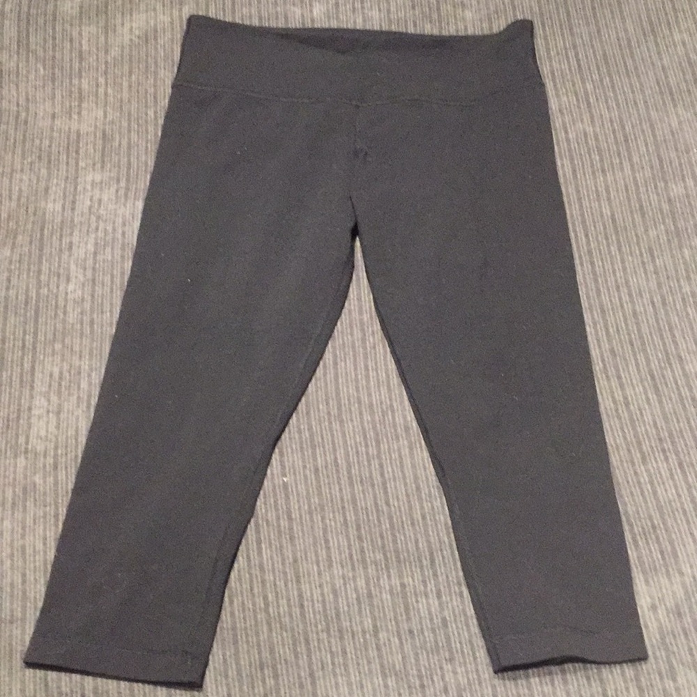 Lululemon black capri legging perfect condition 10